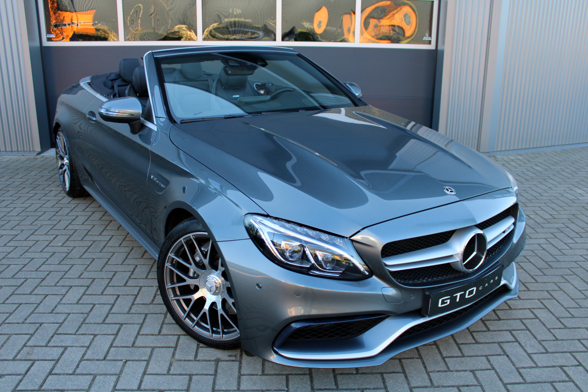 43981430-2.jpg