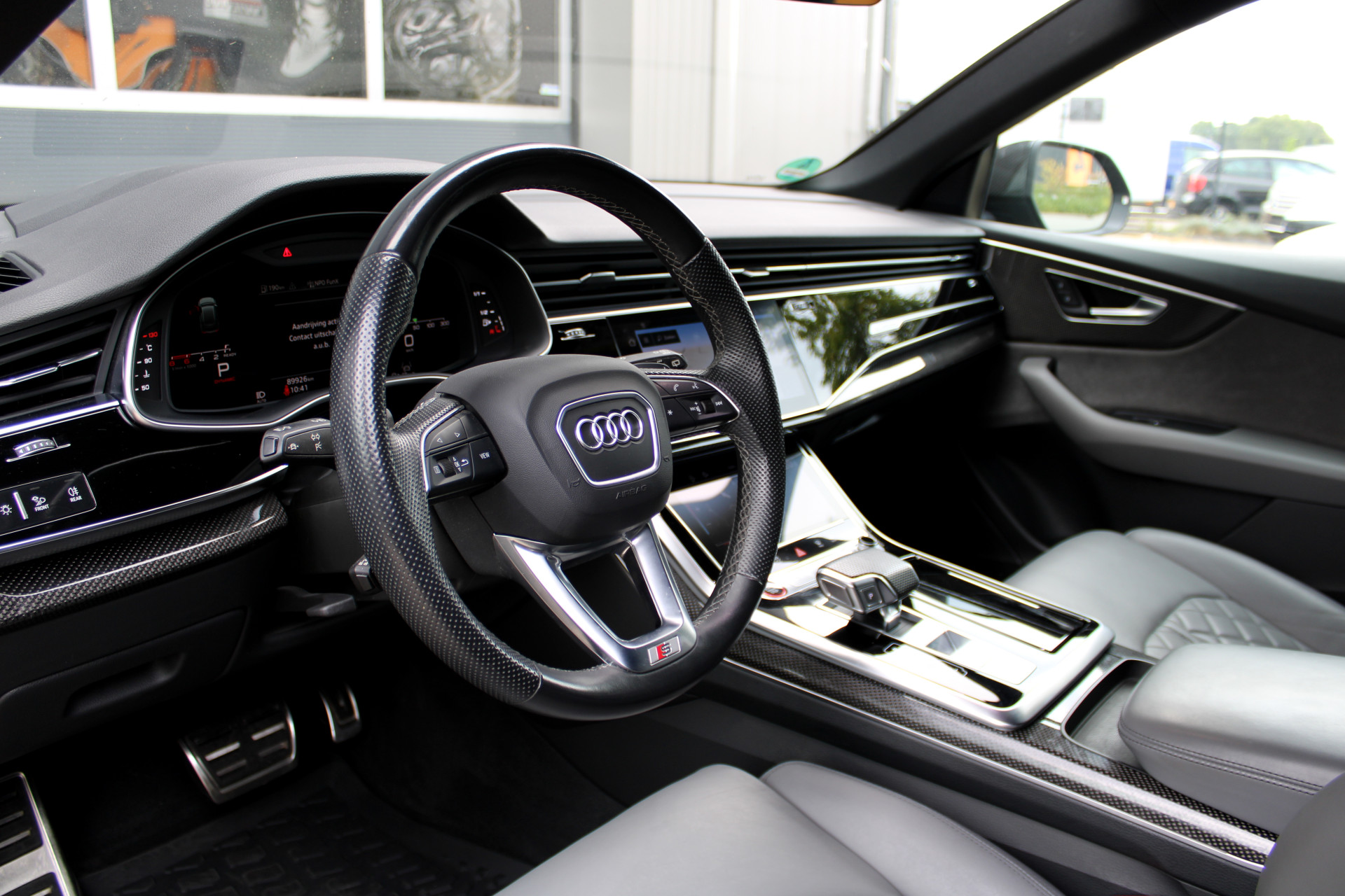 47917827-4.jpg